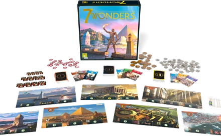 7 Wonders-bordspelonderdelen, waaronder spelersborden, kaarten, fiches en munten, gerangschikt voor strategisch spel rond beschavingen.
