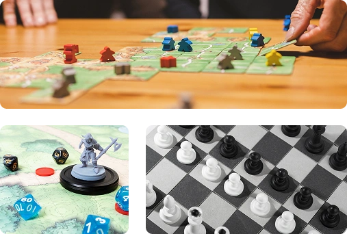 Collage van strategische bordspellen, waaronder spellen waarbij tegels worden geplaatst, miniatuur rollenspelstukken met dobbelstenen en een schaakwedstrijd die gaande is op een schaakbord.