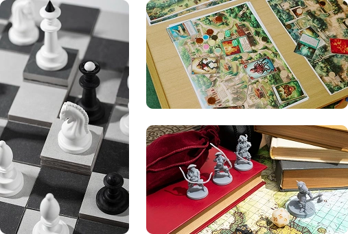 Collage met klassieke schaakspel, een kleurrijk strategisch bordspel dat wordt gespeeld en miniaturen voor rollenspellen met dobbelstenen en kaarten die worden gebruikt in fantasierijke rollenspelsessies.