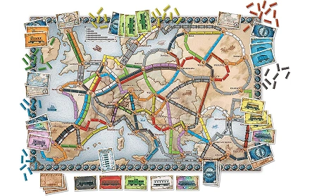 Tickets to Ride-bordspelkaart met kleurrijke treinroutes, kaarten en speelstukken voor strategisch spoorwegspel.